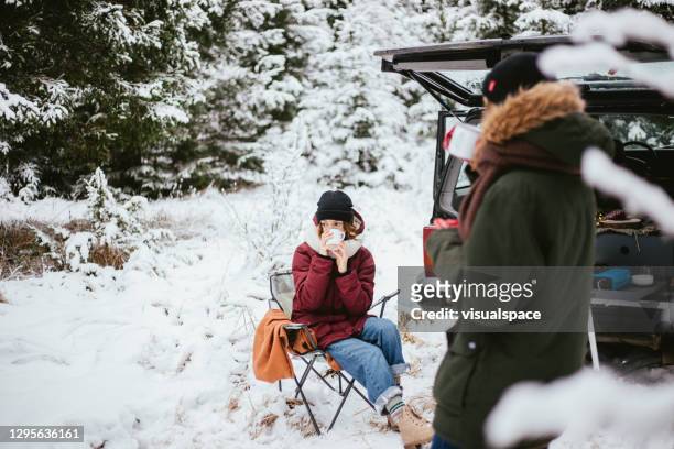 freunde camping in der natur - auto von hinten winter stock-fotos und bilder