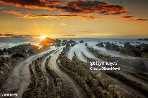 atardecer en la costa de barrika, país vasco - comunidad autónoma del país vasco fotografías e imágenes de stock