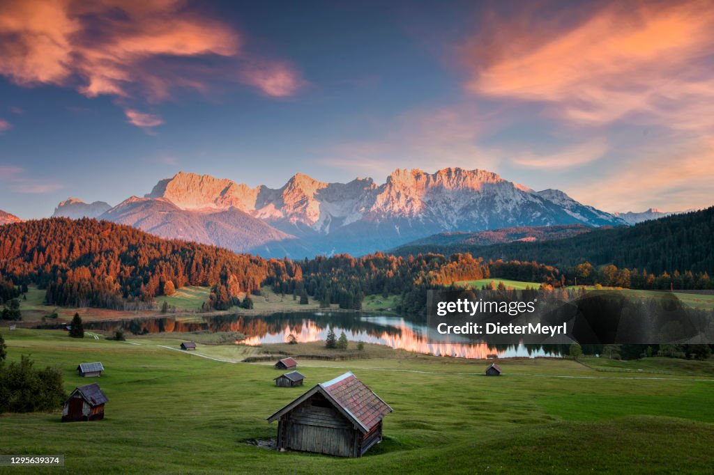 Magischer Sonnenuntergang am Geroldsee - Blick auf den Karwendel, Garmisch Partenkirchen, Alpen