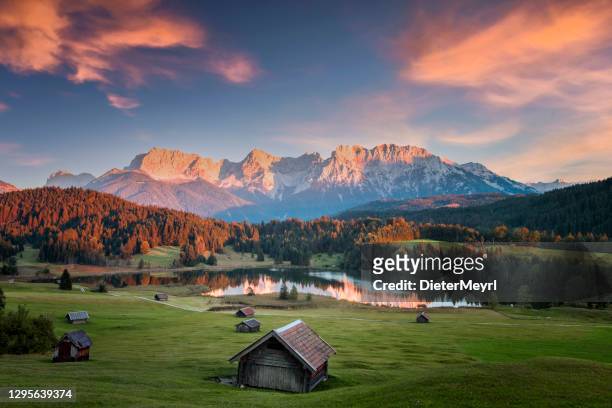 magischer sonnenuntergang am geroldsee - blick auf den karwendel, garmisch partenkirchen, alpen - alpine lodge stock-fotos und bilder