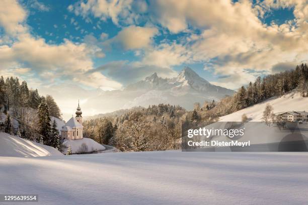 alpes bávaros com pôr do sol brilhando na igreja remota - berchtesgaden - fotografias e filmes do acervo