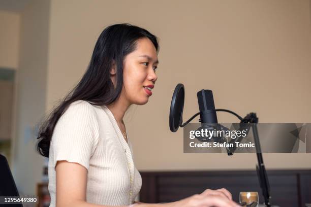 mann mit studiomikrofon für podcast zu hause - kondensator stock-fotos und bilder