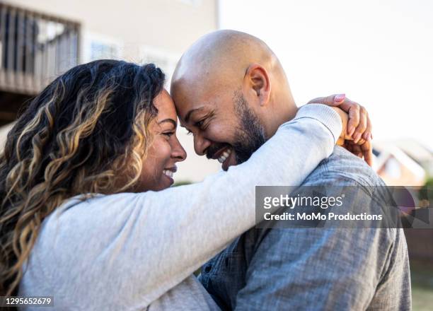 husband and wife in front of home - verliefd worden stockfoto's en -beelden