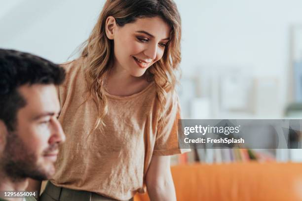 mooie onderneemster die in het bureau met haar collega, mentorship concept werkt - coaching couple stockfoto's en -beelden