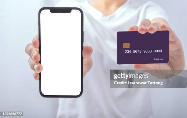 woman's hand hold smartphone and credit card psd mockup - credit card mockup stock-fotos und bilder