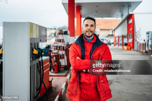 ガソリンスタンドの仕事 - gas station ストックフォトと画像