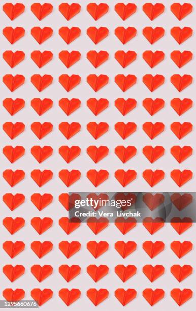 pattern of paper red hearts on a light background - san valentin 個照片及圖片檔