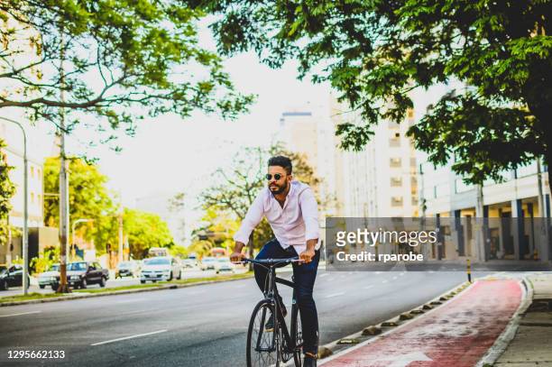ein mann auf einem fahrrad auf einem radweg in porto alegre - pôrto alegre stock-fotos und bilder