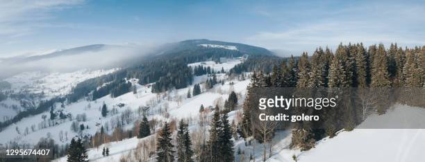 panoramablick auf verschneite winterberge - riesengebirge stock-fotos und bilder