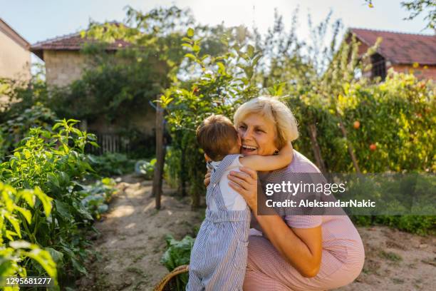 oma, du bist der beste! - enkelkind stock-fotos und bilder