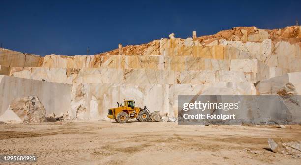 bulldozer (lader) im marmorbruch - baustelle bagger stock-fotos und bilder