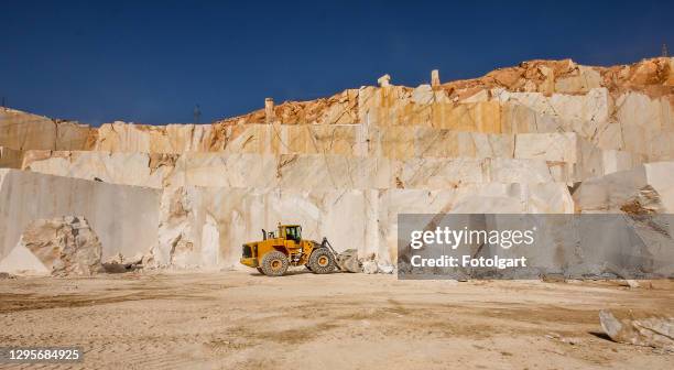 bulldozer (cargador) trabajando en la cantera de mármol - mineria fotografías e imágenes de stock