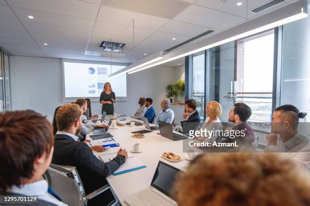 corporate executive team hört sich ceo präsentation an - board room stock-fotos und bilder