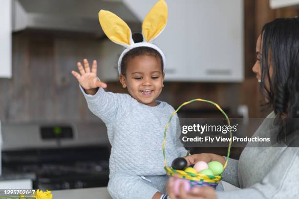 ostern feiern - african family easter stock-fotos und bilder