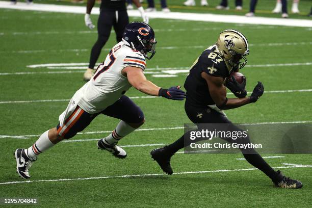 Jared Cook of the New Orleans Saints is chased by Manti Te'o of the Chicago Bears during the fourth quarter in the NFC Wild Card Playoff game at...