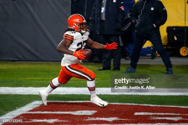 Kareem Hunt of the Cleveland Browns rushes for his second touchdown of the first quarter against the Pittsburgh Steelers during the AFC Wild Card...