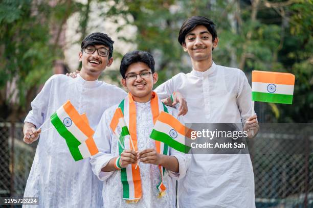 jeunes garçons indiens heureux retenant le drapeau national indien. - republic day photos et images de collection