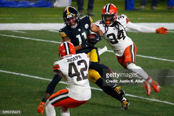 Chase Claypool of the Pittsburgh Steelers catches a pass for a touchdown in front of Robert Jackson of the Cleveland Brownsduring the second half of...