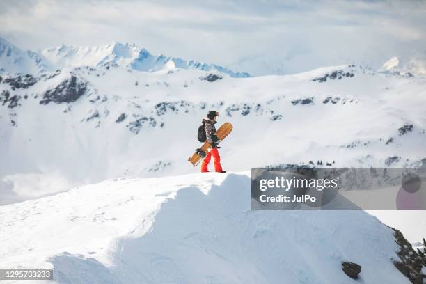 ski holidays in mountains - skiing and snowboarding stock pictures, royalty-free photos & images