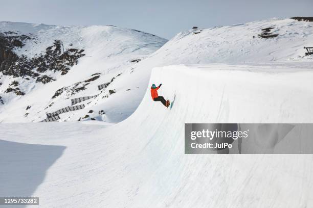 山でスキー休暇 - ハーフパイプ ストックフォトと画像