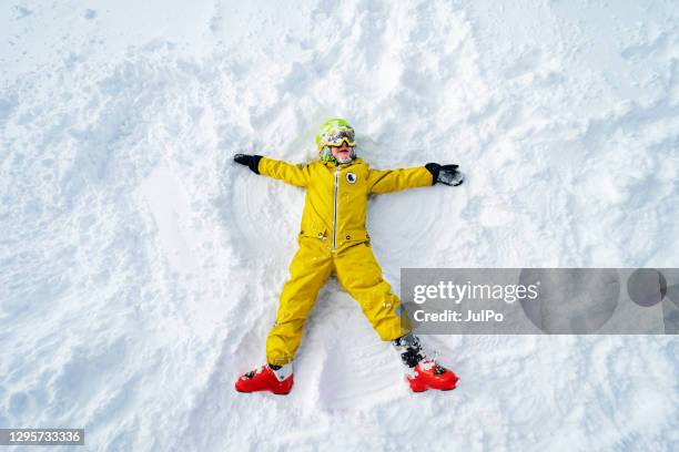 山區滑雪假期 - snow angel 個照片及圖片檔