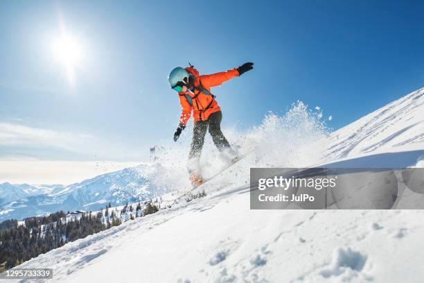 vacaciones de esquí en las montañas - freestyle snowboarding fotografías e imágenes de stock