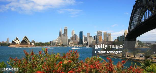 sydney cbd, incluyendo opera house y harbor bridge, vista desde kirribili - sydney opera house fotografías e imágenes de stock