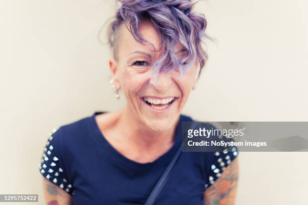portret van een stedelijke italiaanse getatoeëerde vrouw - year zero the birth of punk stockfoto's en -beelden