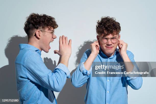 man arguing with himself. - identical twins stockfoto's en -beelden