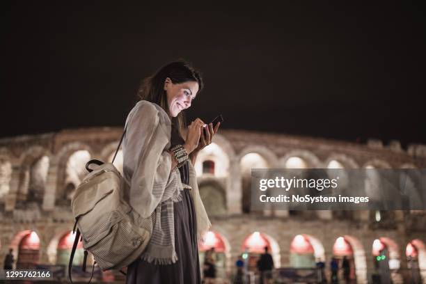mujeres jóvenes descubriendo italia-verona - arena de verona fotografías e imágenes de stock