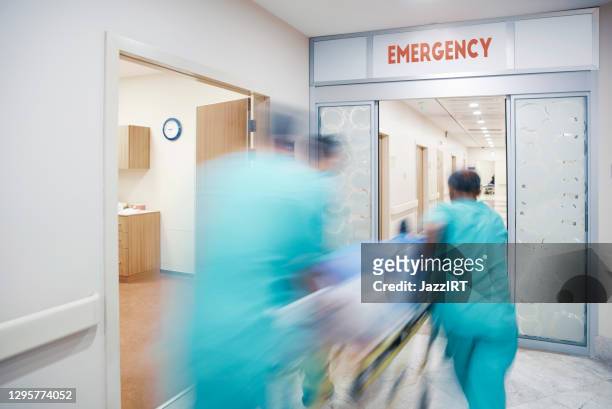de wheelingpatiënt van de arts - person in emergency hospital stockfoto's en -beelden
