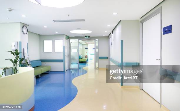 couloir d’hôpital - hopital couloir photos et images de collection