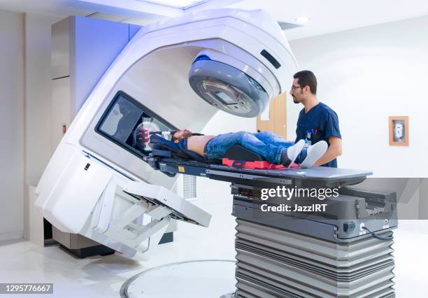 mri scanner - radiação imagens e fotografias de stock