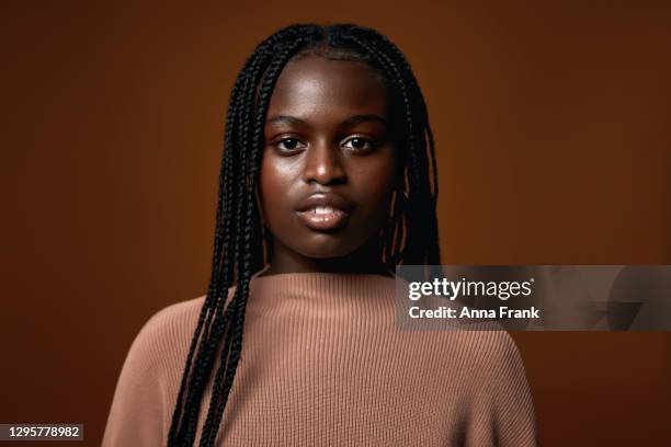 ich habe meinen eigenen rücken! - african american girl look up stock-fotos und bilder