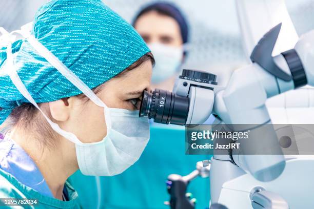 microchirurgie met chirurgierobot - microchirurgie stockfoto's en -beelden