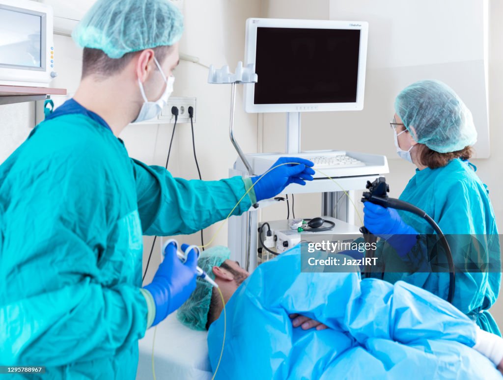 Patient erhält Faseroptik-Gastroskopie