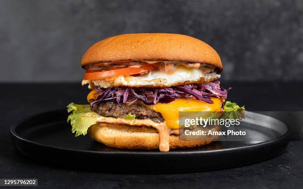 cheese burger with bacon on black dark background - sumarento imagens e fotografias de stock