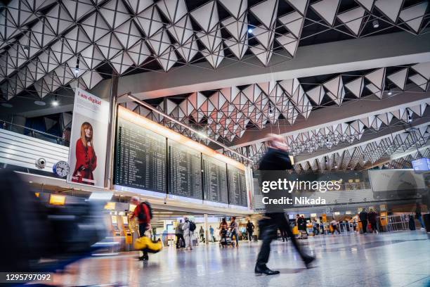 aeroporto de frankfurt, alemanha - aeroporto internacional de frankfurt - fotografias e filmes do acervo