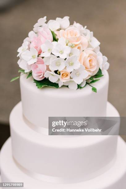 white wedding cake with romantic flowers - wedding reception stockfoto's en -beelden