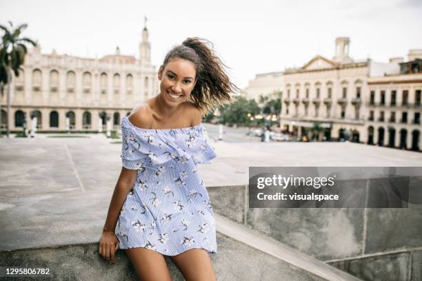 glimlachende jonge vrouw - antilles stockfoto's en -beelden