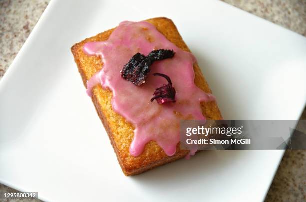 panque de aceite de oliva & jamaica [olive oil cake with hibiscus-flavored icing and dried hibiscus flower garnish] - aceite oliva stock pictures, royalty-free photos & images