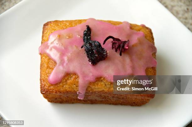 panque de aceite de oliva & jamaica [olive oil cake with hibiscus-flavored icing and dried hibiscus flower garnish] - aceite oliva stock pictures, royalty-free photos & images