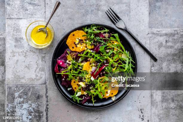 beetroot carpaccio - dressing up stock-fotos und bilder