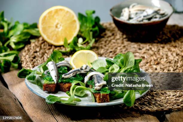 sardines and wakame salad appetizers - kelp stock-fotos und bilder