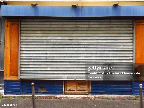 parisian shop closed during the covid-19 pandemic - fensterladen stock-fotos und bilder