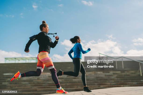 sport in barcelona - winter running stock pictures, royalty-free photos & images