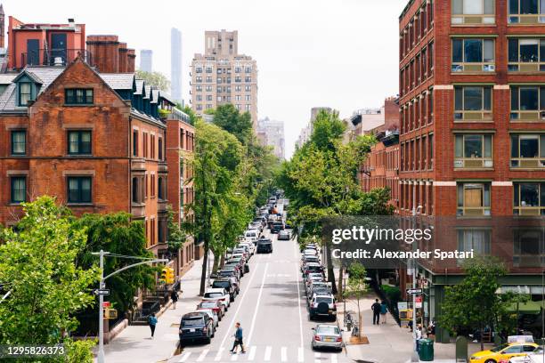street in chelsea district, high angle view, new york city, usa - greenwich village photos et images de collection