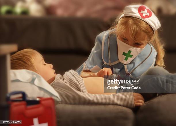 girl playing doctor with little brother - patients brothers 個照片及圖片檔
