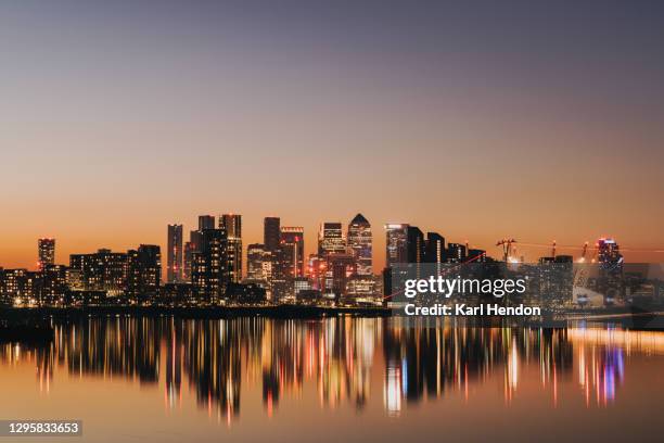 the london skyline at dusk - stock photo - sunset on canary wharf stock-fotos und bilder