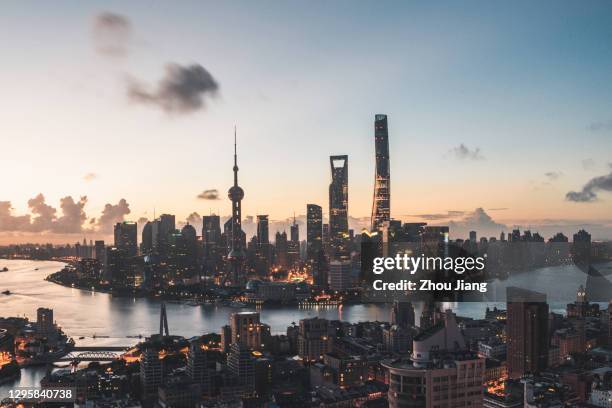 shanghai skyline - rivière huangpu photos et images de collection